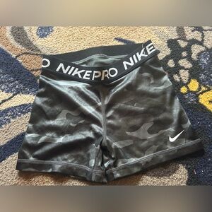 NIKE Pro